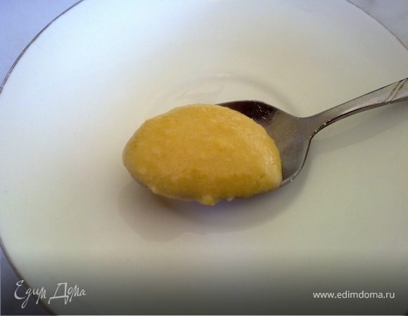 Делаем миндальный крем:
Уменьшаем количество ингредиентов  пропорционально. Я сделала исходя из одного яйца. Миндальную муку сделала из миндаля (без шкурки), перемолотого в кофемолке. ВАЖНО: молоть надо с сахарам, т.к. миндаль превращается в пасту. Все ингредиенты для крема перемешиваем в миксере и до вот такой консистенции.
