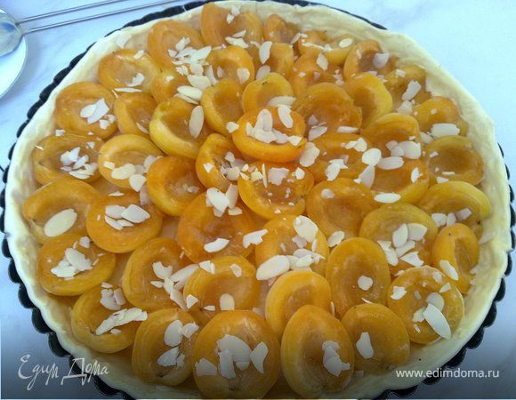 Сверху кладем разрезанные пополам абрикосы. Посыпаем сверху миндальными "лепестками" и отправляем в разогретую до 180 духовку минут на 30-40.