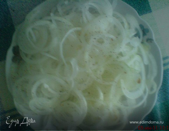 лук нарезать тонкими кольцами 