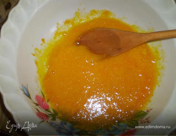 Отделяем белки от желтков. Желтки растираем с сахаром