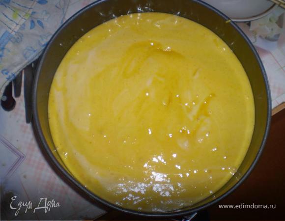 Затем осторожненько подмешиваем взбитые белки. Самое главное сохранить воздух! и выливаем тесто в смазанную маслом разъемную форму. Выпекаем при 180 гр 25-30 мин