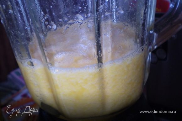 Из апельсинов и 2 ст л сахара сделайте пюре, желатин подогрейте до растворения и процедите в апельсиновое пюре