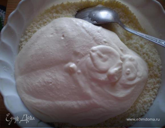 Сливки взбейте, добавьте в протертый творог 