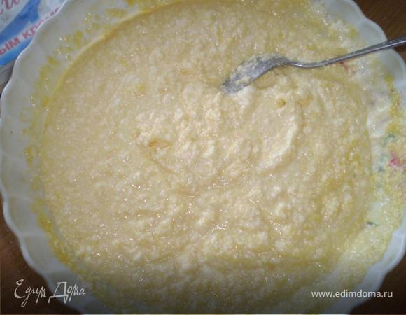 Затем к творогу добавьте оставшийся сахар, лимонный сок и апельсиновое пюре, перемешайте