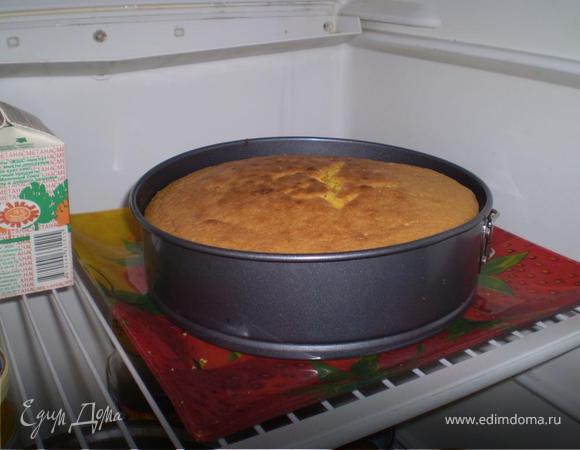 Готовый остывший бисквин разрежьте на 2 коржа (я это делала шелковой ниткой). Нижний корж положите на блюдо, установите кольцо от разъемной формы. Выложите начинку и накройте вторым коржом. Оставьте в холодильнике на 4-5 часов.