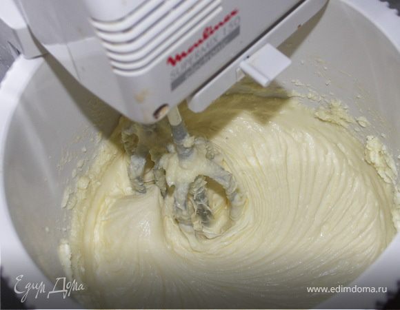 Мягкое масло растереть миксером с сахаром(150г).Добавить творог.