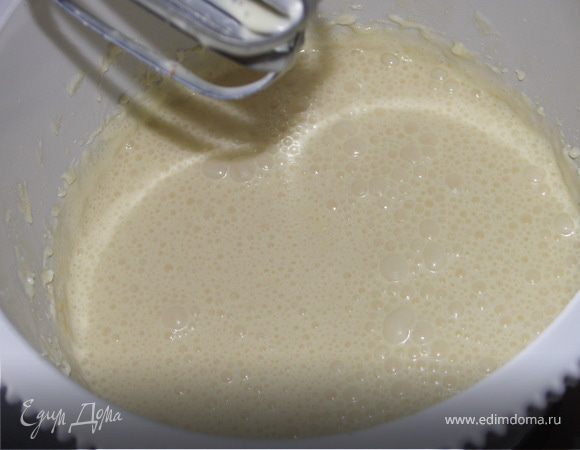 По одному вбить яйца продолжая взбивать.