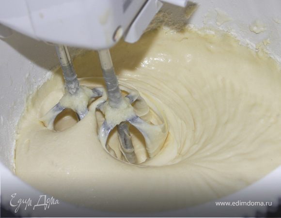 Постепенно всеять муку.Добавить разрыхлитель.