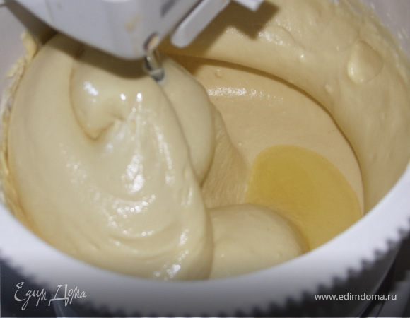 Добавить растительное масло и ещё немного взбить.На небольших оборотах,в режиме тесто.