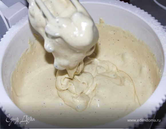 И изюм.Даём тесту постоять(созреть) мин 15-20.Выкладываем в смазанную форму,заполняя не более 3/4 от объёма.