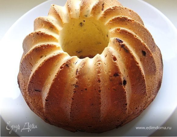 Выпекаем при Т 170С примерно час.Точное время и Т зависит от вашей духовки и высоты толщины формы.В маленьких формах кекс получается ещё вкуснее и печётся соответственно быстрее.Но у меня нет достаточного количества маленьких формочек на эту порцию(думаю понадобится 12-15 шт).Остывший кекс вынимаем из формы и можно кушать:)Структура чуть рассыпчатая и мелкопористая.Нечто среднее между песочным и сахарным тестом.Хорош как с чаем,так и с молоком!Приятного аппетита!:))