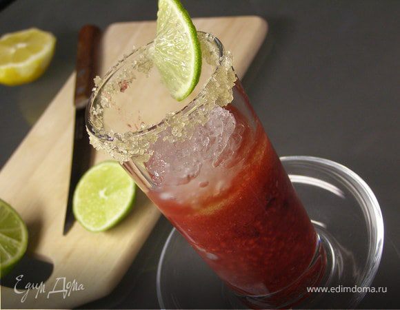 Малину взбить в блендере с соком лайма, ликёром и сахаром. Переложить в бокал. Лёд взбить в блендере. Положить сверху малины. Украсить долькой лайма.