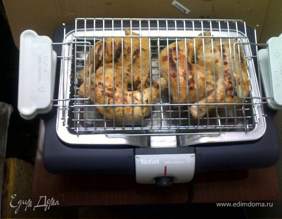 чеснок, соль, перец, розмарин, горчица, сок половина лимона все перемешать (в ступке), обмазать окорочка и дать постоять 30 минут. А затем на гриль до готовности (можно и в духовку)