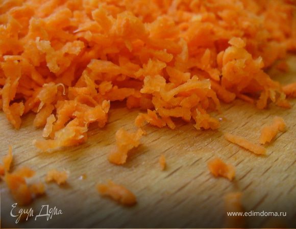 Морковь почистить, натереть на терке.
Лук почистить, мелко порубить.