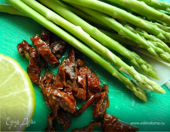 Поскольку рецепта не было - придумывала на ходу.
Сначала сделаем заправку: мяту мелко порежем, потолчем с солью, добавим масло и сок лайма,  все тщательно перемешаем. Можно даже взбить немного.

