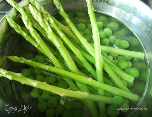 Затем наливаем в кастрюлю немного воды, вскипятим. В кипящую воду бросаем по щепотке соли и сахара. Добавляем горошек (если замороженный - варить 5-6 минут, если свежий - 2-3 мин). Когда горошек будет почти готов добавляем спаржу, буквально на одну минуту.
Затем сливаем горячую воду и опускаем горошек и спаржу в ледяную воду.  