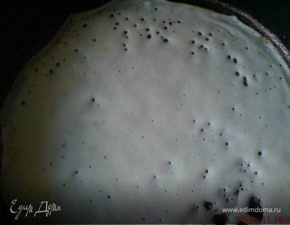 из приготовленного теста испечь блины 