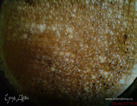 выложить на тарелку блинчики и холодное желе.