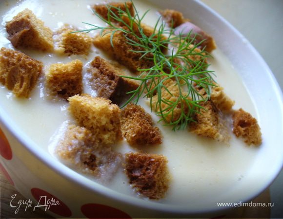 Подавать в красивых глубоких супницах с сухариками и зеленью.