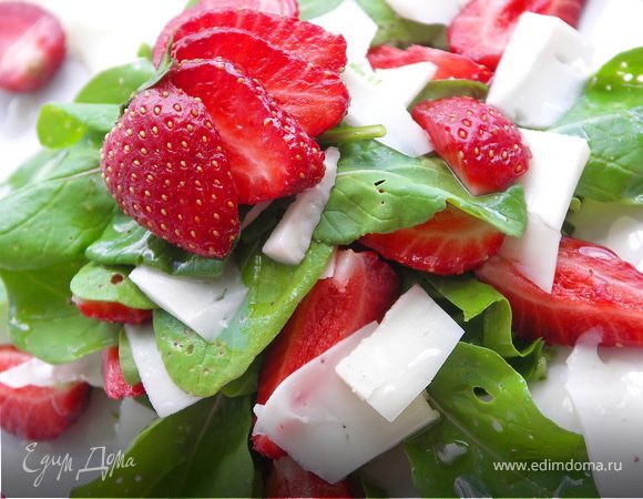 На тарелку выложить клубнику и салат.Сверху щедро посыпать сыром.Полить лимонным соком.А далее на ваш вкус..можно полить ложкой жидкого мёда или маслом.Перемешать и наслаждаться вкусом:))Приятного аппетита!