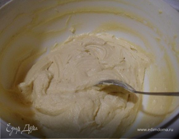 Размягченный маргарин взбить с сахаром, постепенно добавить остальные ингредиенты, замесить тесто ( если сильно густое тесто, то добавить немного молока). 