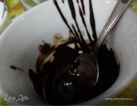 Для глазури смешать какао, пудру и воду, хорошо перемешать.