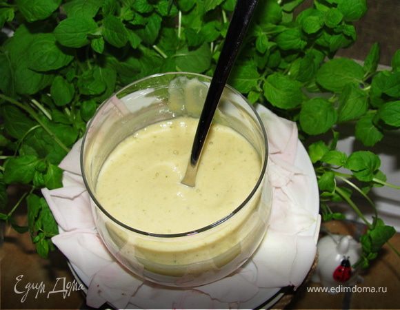 Очищаем наши фрукты, режем на небольшие кусочки. 
Укладываем с миксер, добавляем йогурт и мед. Взбиваем, доливаем молока, мелко рубленной мяты и еще раз тщательно взбиваем.
Раскладываем по стаканам. Приятного аппетита!
