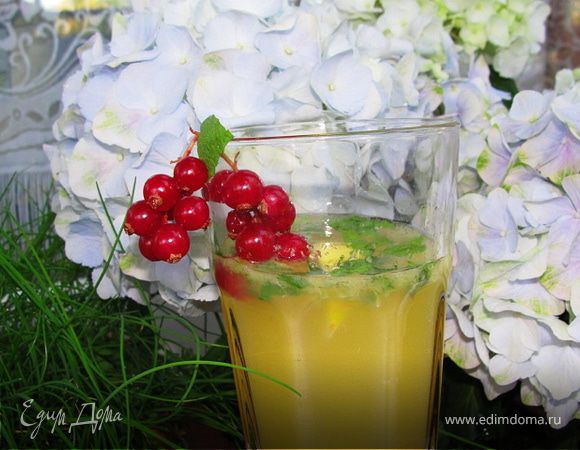 Мелко рубим мяту и засыпаем сахаром. Смешиваем в стакане соки, вливаем в стакан с мятой в сахаре и заливаем минеральной водой, добавляем лед и украшаем смородиной. 