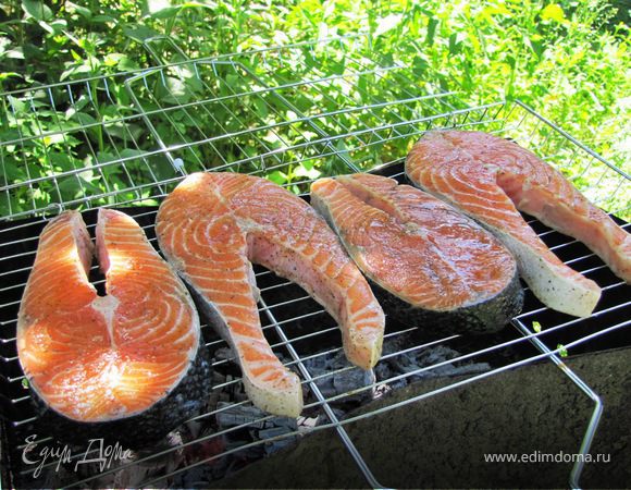 Вот угли готовы, выкладываем семгу