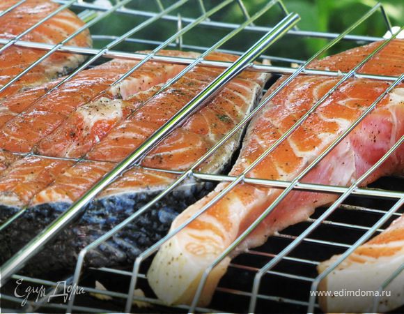 Готовим рыбку никуда не отлучаемся, а то наши угли пытаються стать огнем. Переворачиваем при необходимости