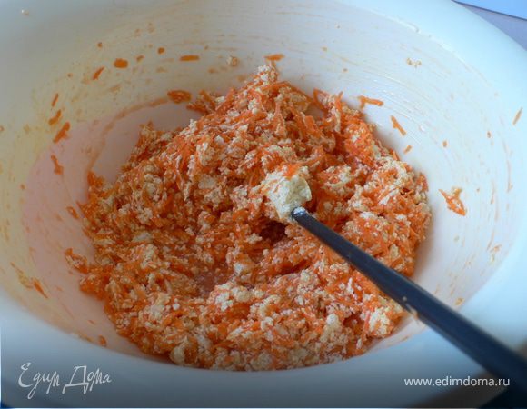 добавить яйца и мелко натёртую морковь,сок лимона или апельсина, 