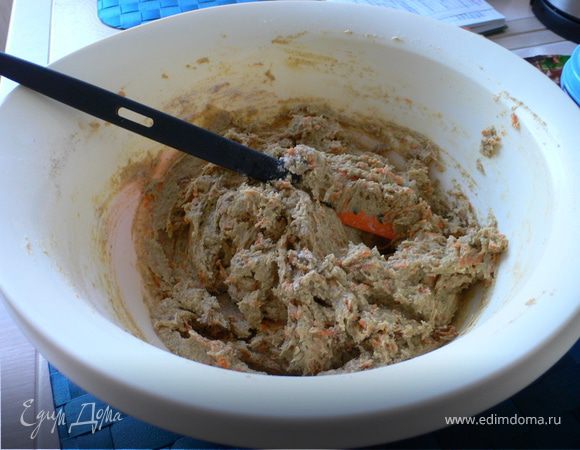 затем добавить муку, разрыхлитель и корицу, а так же все вкуснасти которые пожелаете(курага, орехи, изюм). 