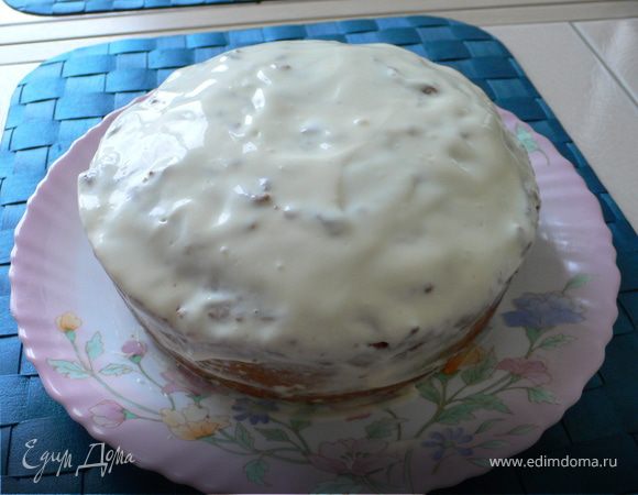 Выкладываем тесто в силиконовую форму и выпекаем при t180 55-60минут. Когда корж остынет смазать его глазурью. Глазурь готовиться легко-смешиваем сыр с растопленным слив.маслом и сахаром до однородной массы.