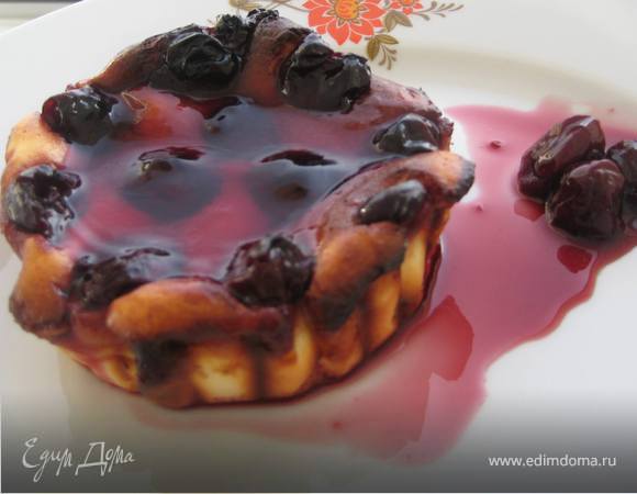 Остывшие чизкейки поливаем желе для торта,сваренным на вишневом соке и полностью остужаем в холодильнике.