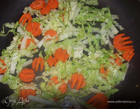 Обжарьте морковь и капусты...При чем сначала 2-3 минуты вы обжариваете морковь , а затем  добавляете капусту...и жарьте до готовности капусты еще 1-2 минуты, постоянно помешивая...