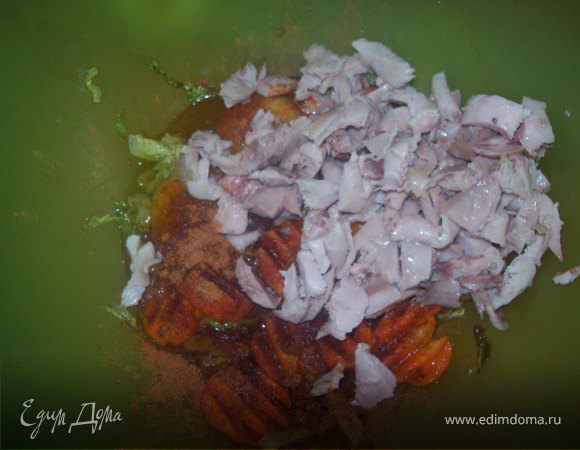 Добавьте к обжаренным овощам остольные ингрилиенты. Курицу нарежте квадратами около 1 см.