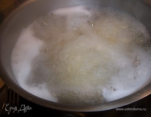 Отвариваем спагетти в подсоленной воде