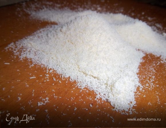 Посыпаем пармезаном и выкладуем сверху желток.Посыпаем обильно черным перцем 