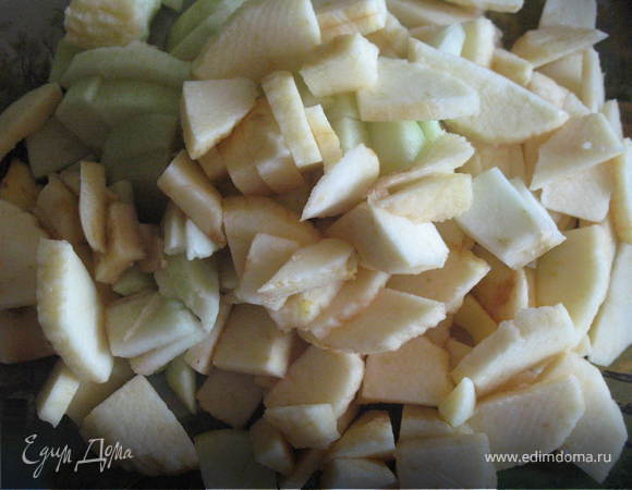 яблоки очистить, удалить сердцевину, и нарезать небольшими тонкими ломтиками