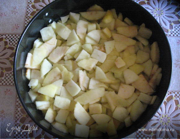 Форму ( у меня раъемная) смазать маслом, выложить дно ее ломтиками яблок