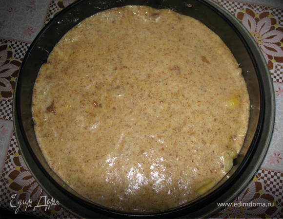 На яблоки вылить миндальную массу. Поставить форму с яблочным пирогом в духовку и запекать 45 минут на слабом огне. 