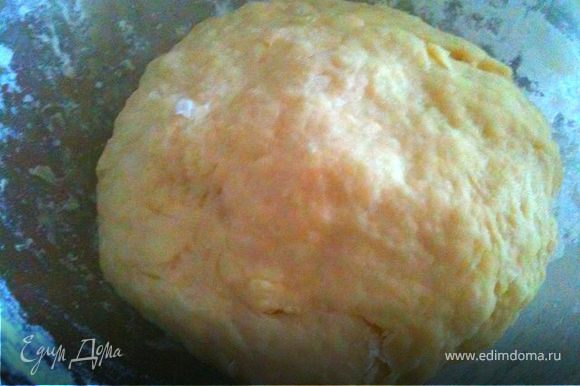 Яйцо перемешать с водой и солью. Постепенно всыпать муку и замешивать тесто, добавить пару ложек растительного масла. Замесить мягкое тесто и дать ему отдохнуть минут 10.