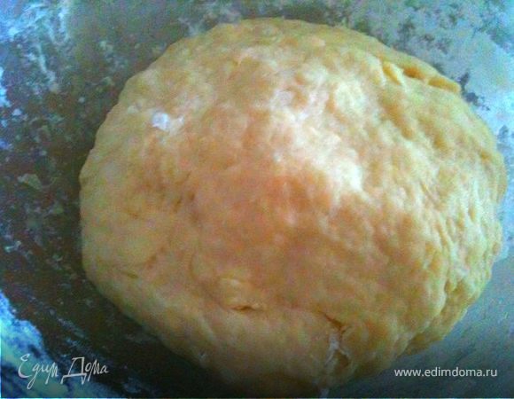 Яйцо перемешать с водой и солью. Постепенно всыпать муку и замешивать тесто, добавить пару ложек растительного масла. Замесить мягкое тесто и дать ему отдохнуть минут 10. 