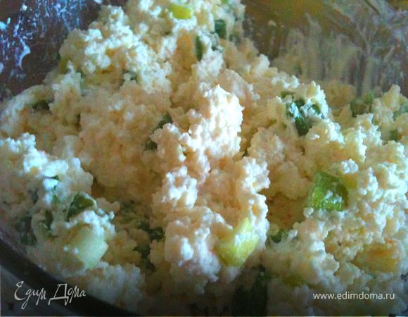 За это время сделать начинку. Сыр измельчить вилкой, добавить соль и травки. Нарезать зеленый лук и добавить к сыру. Начинка готова.