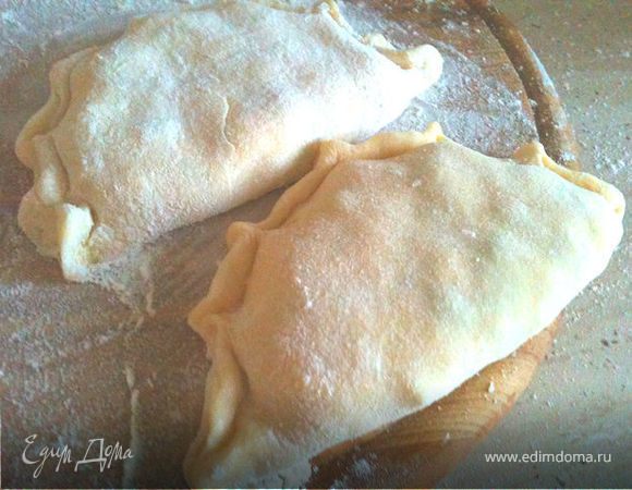 Отщипывать тесто размером с крупный грецкий орех, раскатывать в лепешку толщиной 0,5 см. Выкладывать по столовой ложке с горкой начинки и залепливать как пельмени.