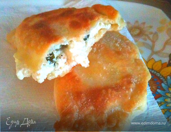 На сковороду налить щедро растительного масла и жарить пирожки на среднем огне с обеих сторон до румяной корочки. Пирожки получаются с хрустящей корочкой и тесто немного слоится. Начинка легкая и вкусная. Пирожки после жарки выложить на бумажное полотенце и дать лишнему маслу впитаться в него!