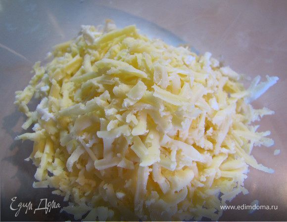 Натираем на крупной терке российский сыр.