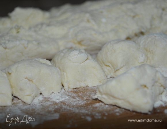 Приготовить ньокки. Творог протереть через сито или растереть в блендере. Добавить яйцо, растопленное сливочное масло, сахар, розмарин и муку. Замесить мягкое, липнущее к рукам тесто. Доску присыпать мукой, скатать на ней тесто в тоненькие колбаски и нарезать ее на кусочки длиной 1-2 см. 