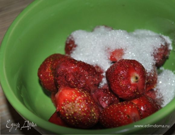 Приготовить соус. Клубнику с сахаром измельчить в блендере.
