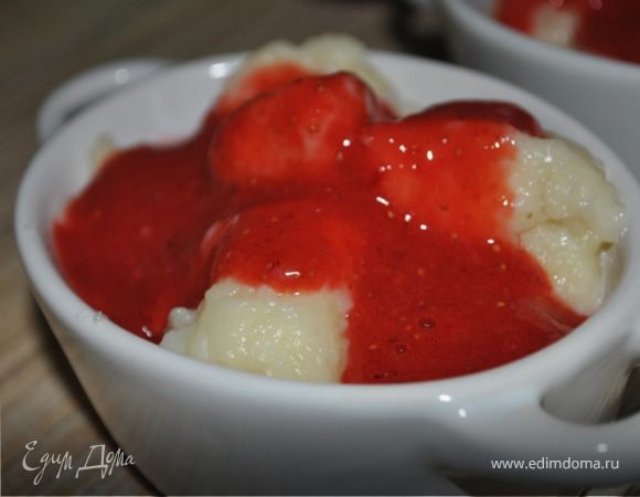 Разложить ньокки в 3-4 формочки для запекания. Полить клубничным соусом. 